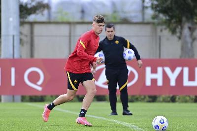 GALLERY - Europa League in archivio, testa al Crotone: l'allenamento della Roma GALLERY - Europa League in archivio, testa al Crotone: l'allenamento della Roma