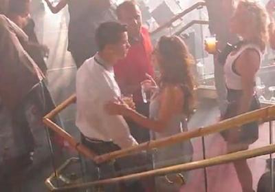 Un frame del video con Ronaldo e Kathryn Mayorga