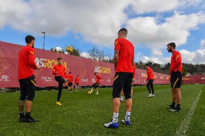 Quattro dei romanisti in orbita azzurra durante un allenamento a Trigoria: di spale Lorenzo Pellegrini e Gianluca Mancini; di profilo Bryan Cristante; e sullo sfondo, di fronte, Stephan El Shaarawy