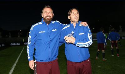 GALLERY - Totti e De Rossi in campo insieme contro la violenza sulle donne GALLERY - Totti e De Rossi in campo insieme contro la violenza sulle donne