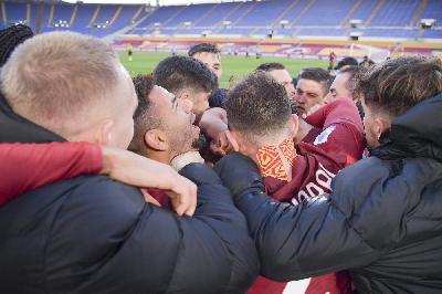 L’esultanza  dei giocatori della Roma per il gol del definitivo 4-3 con cui è stato battuto lo Spezia  all’ ultima partita del girone d’andata, appena quattro giorni dopo l’eliminazione  agli ottavi  di Coppa Italia