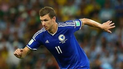 Dzeko con la maglia della Bosnia