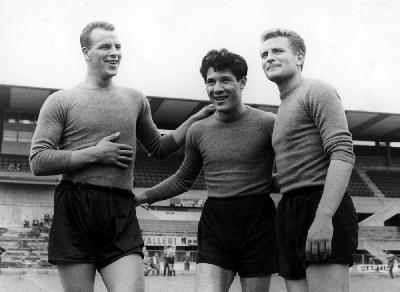 Giampiero Boniperti con il gallese John Charles e l’argentino Omar Sivori, con cui ha condiviso gli ultimi anni da giocatore, dal 1957 al 1961, quando aveva arretrato il suo raggio d’azione
