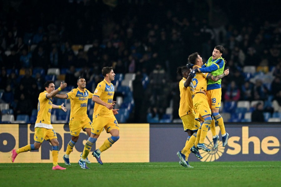 Il Frosinone esulta dopo la vittoria sul Napoli