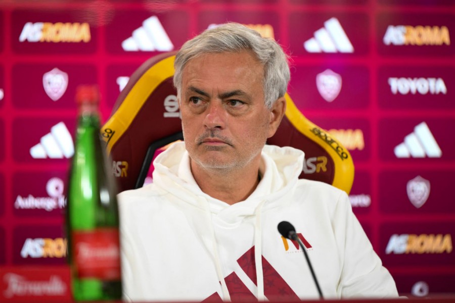 Mourinho durante una conferenza stampa della Roma