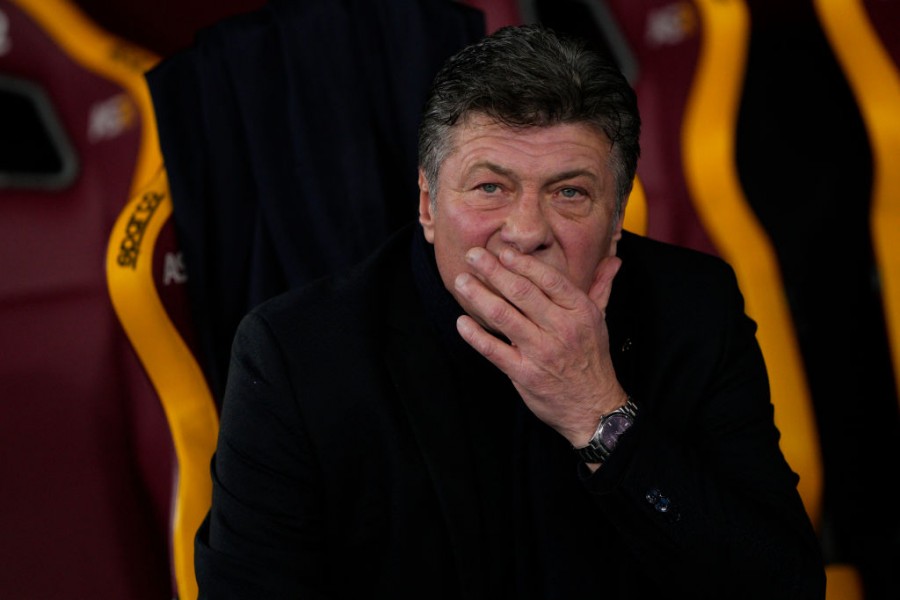 Walter Mazzarri seduto in panchina all'Olimpico