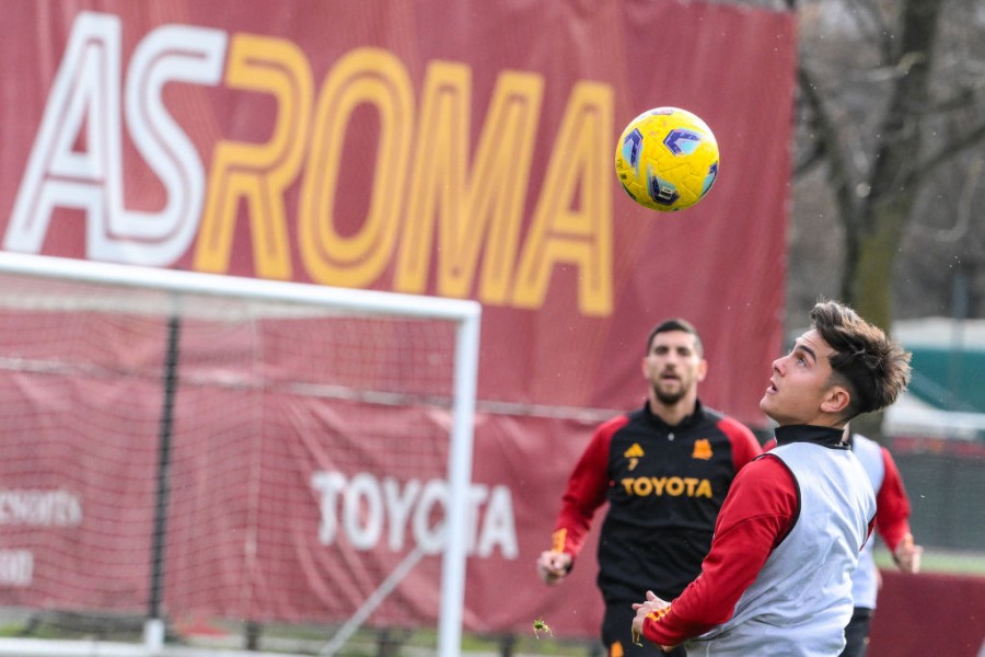 Lorenzo Pellegrini e Paulo Dybala in azione a Trigoria