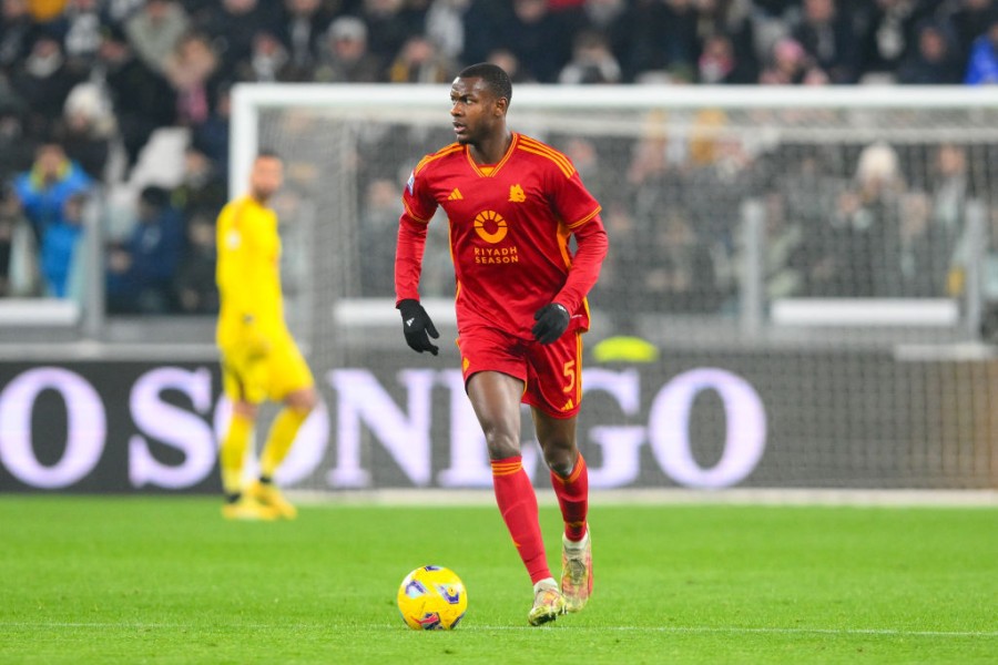 Evan Ndicka in azione con la maglia della Roma