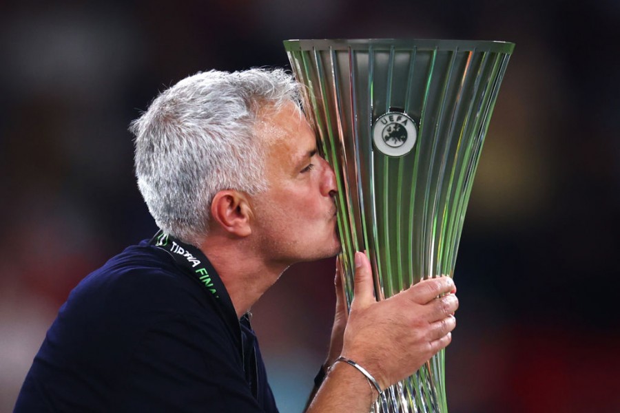 Mourinho bacia il trofeo della Conference League