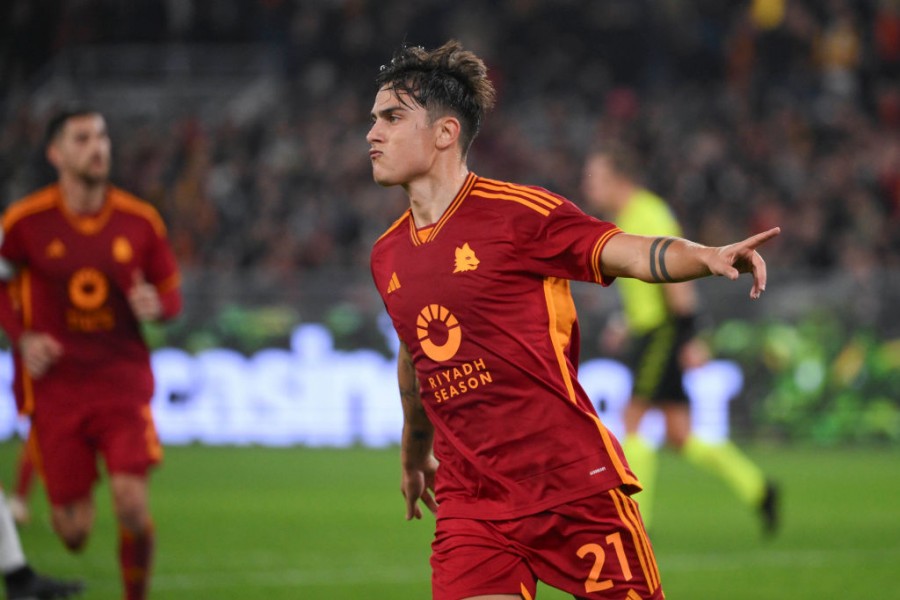 Paulo Dybala in campo con la Roma