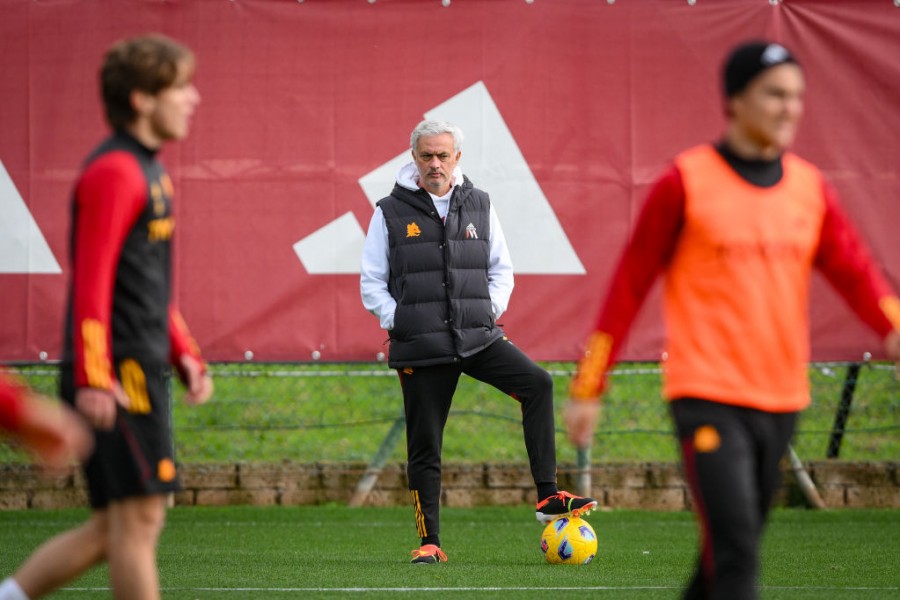 Mourinho durante un allenamento della Roma