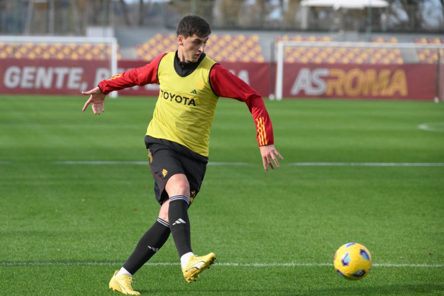 Marash Kumbulla in campo a Trigoria