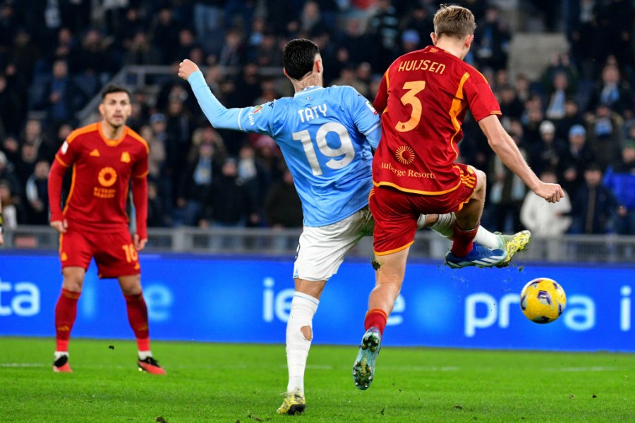 Mourinho in campo durante una partita della Roma