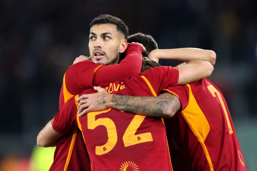 I giallorossi esultano dopo un gol durante Roma-Verona