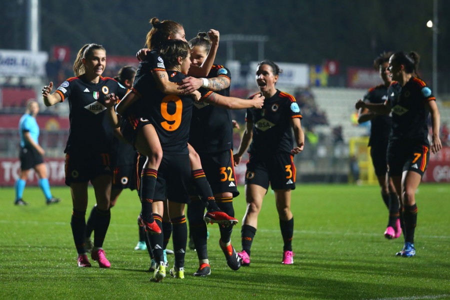 L'esultanza della Roma Femminile dopo il gol al Bayern Monaco