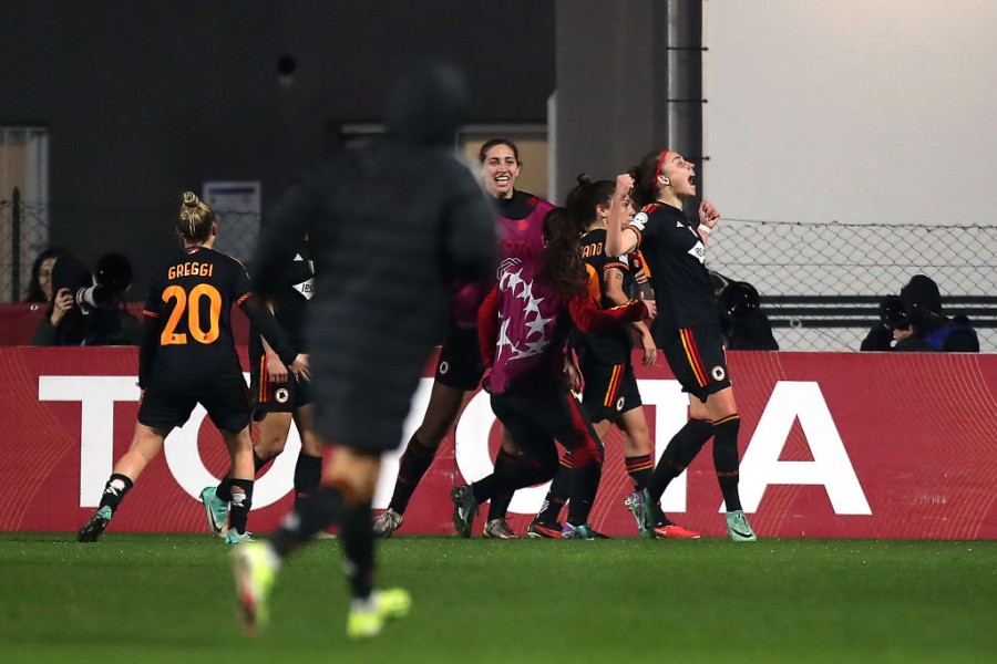 Spugna durante una partita della Roma Femminile