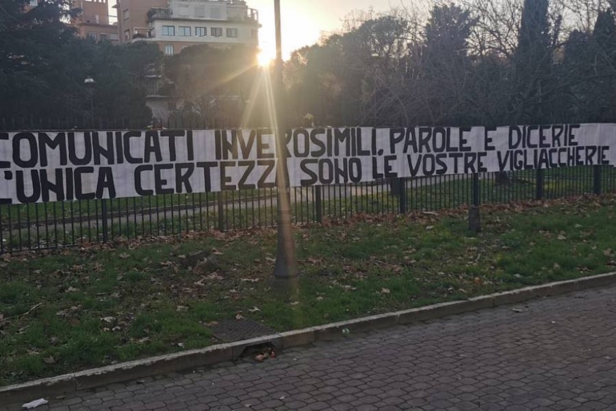 Lo striscione di protesta