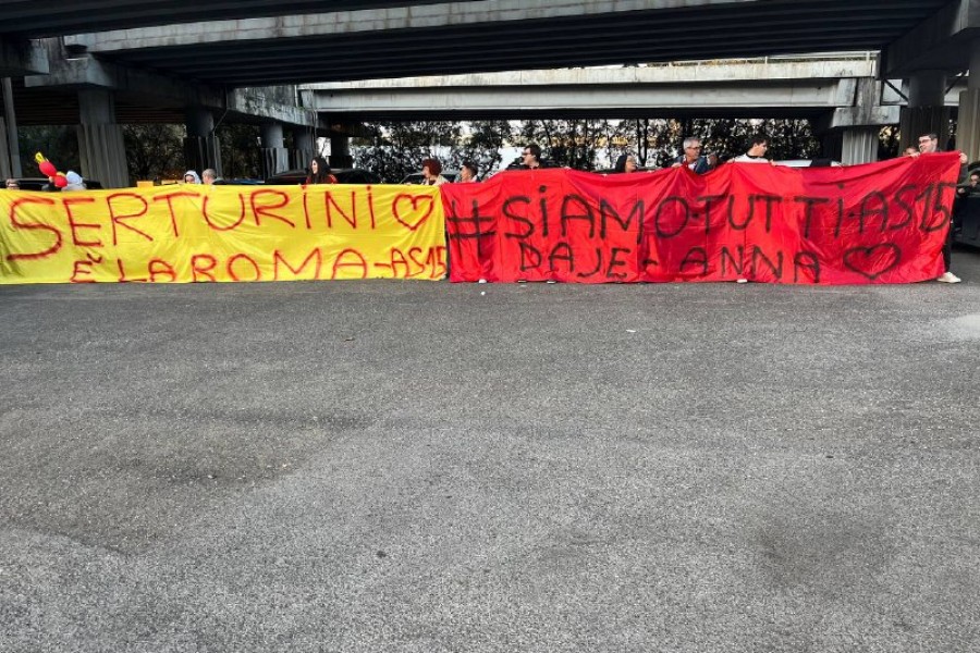 Lo striscione per Serturini