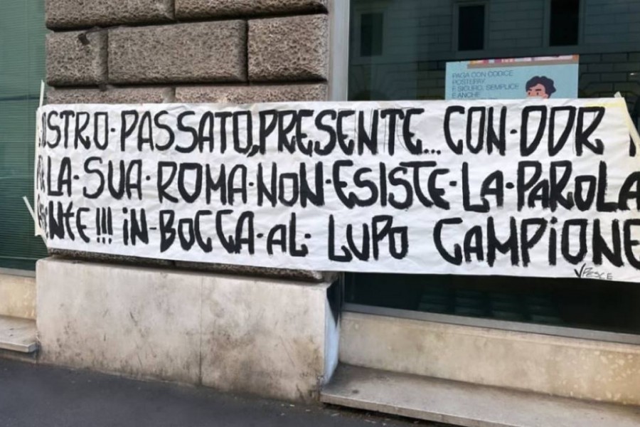 Lo striscione esposto sotto casa di De Rossi