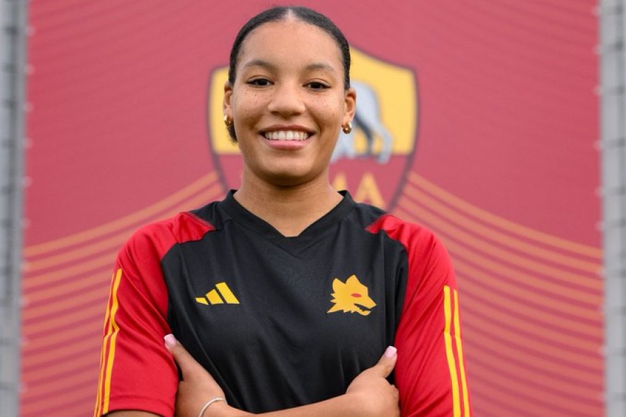 Cintia Martins con la maglia della Roma