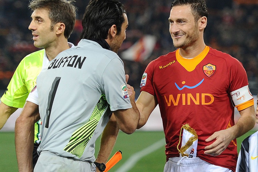 Totti e Buffon si salutano prima di un Roma-Juventus all'Olimpico