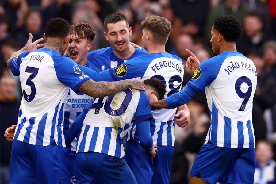 Il Brighton esulta dopo un gol