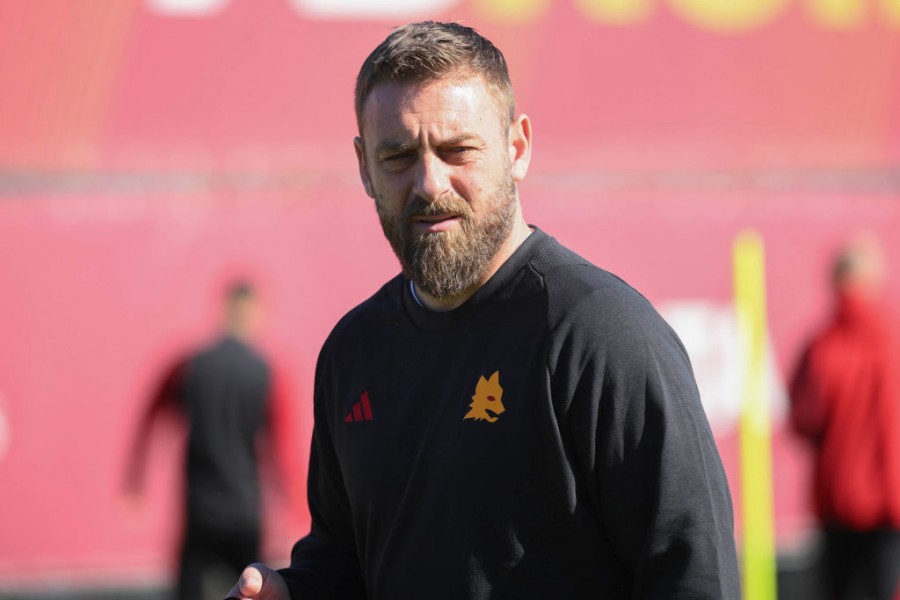 De Rossi in campo durante la rifinitura a Trigoria