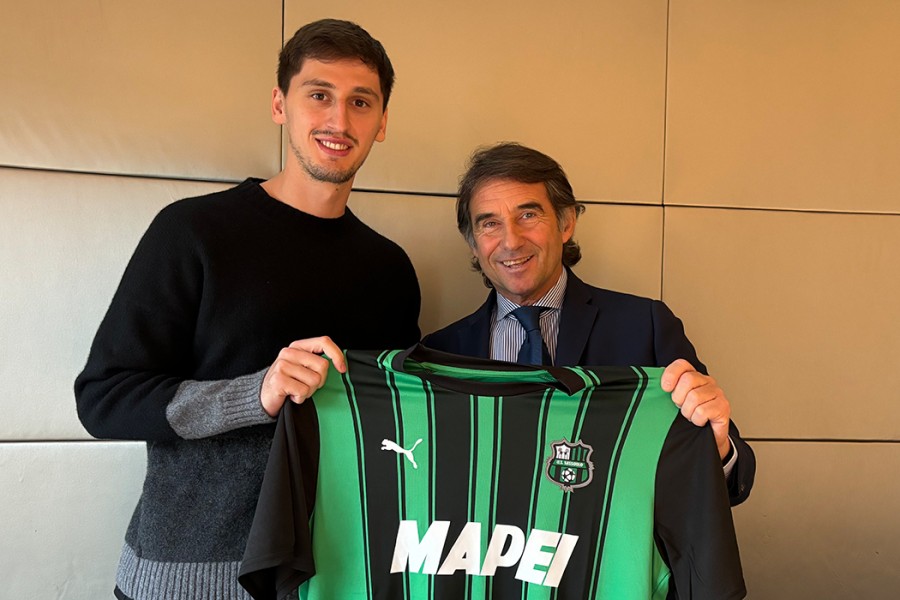 Kumbulla posa con la maglia del Sassuolo