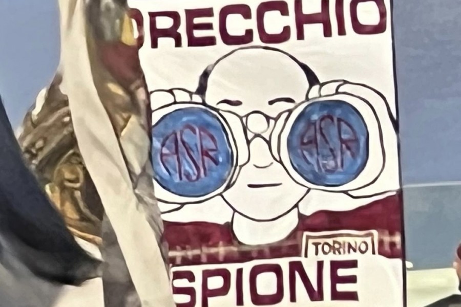 Lo striscione dedicato al collaboratore di Juric, Orecchio