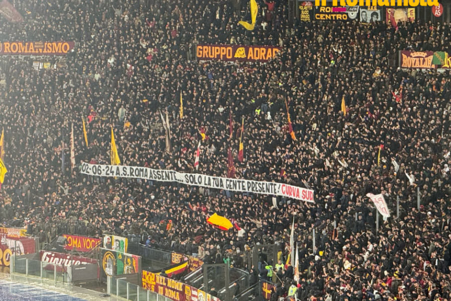 Lo striscione esposto all'Olimpico