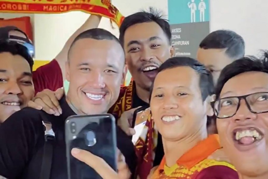 Nainggolan insieme ai tifosi del Roma Club indonesiano