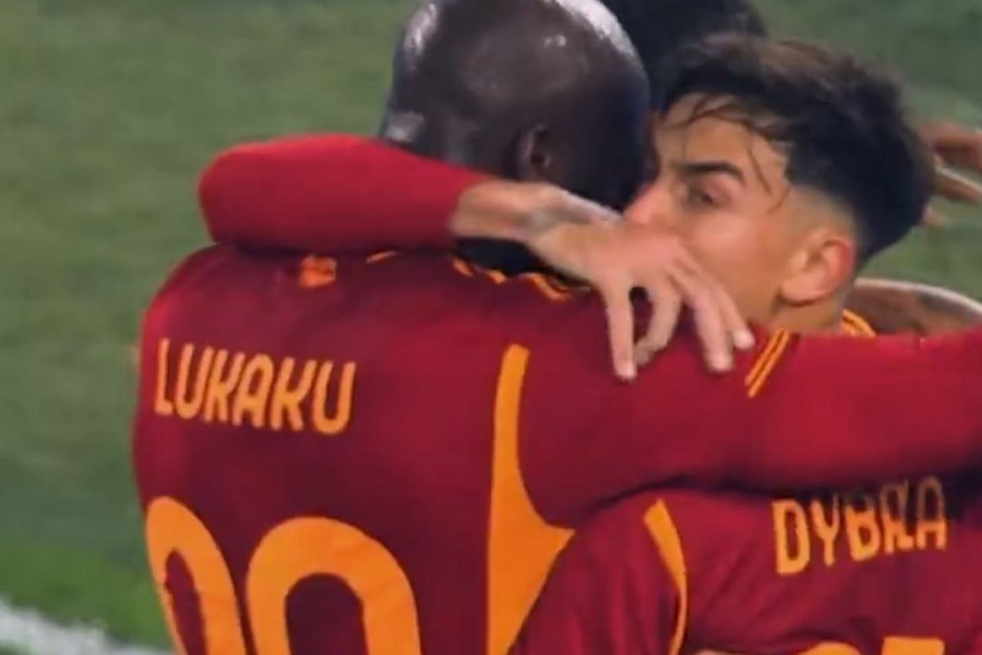 L'abbraccio tra Lukaku, Dybala e Pellegrini