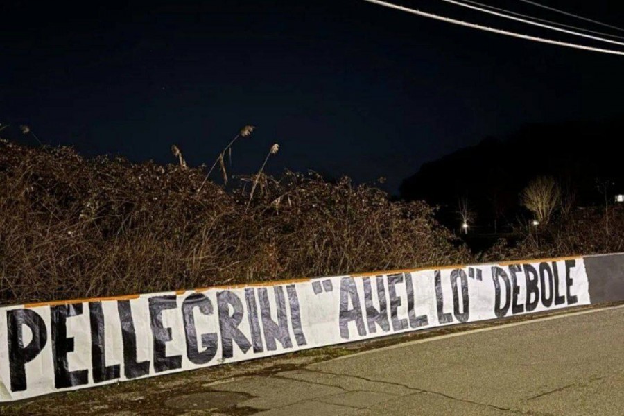 Lo striscione fuori dal centro sportivo