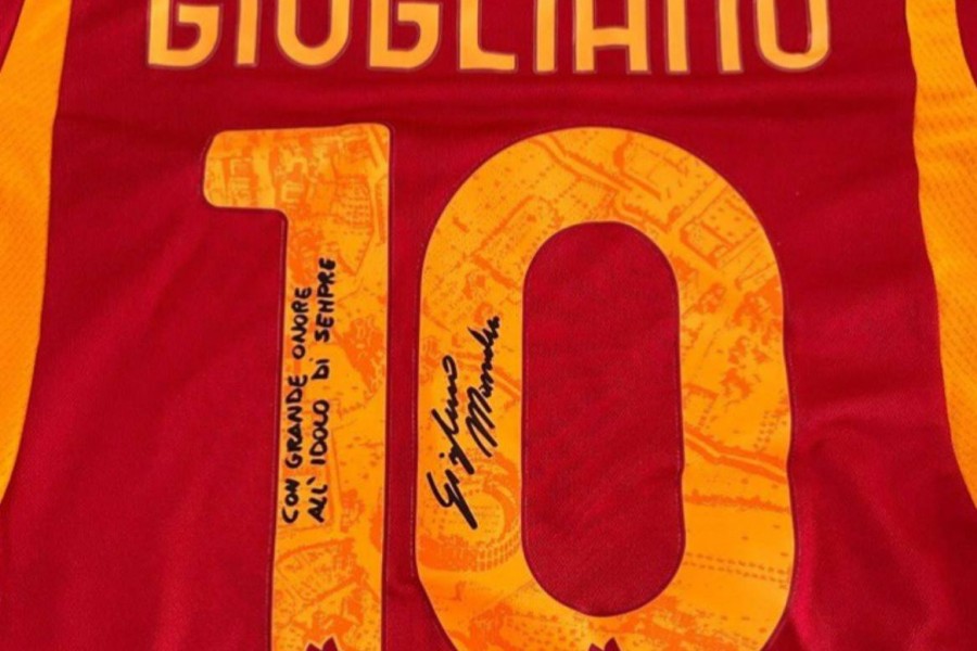 La maglia di Giugliano autografata