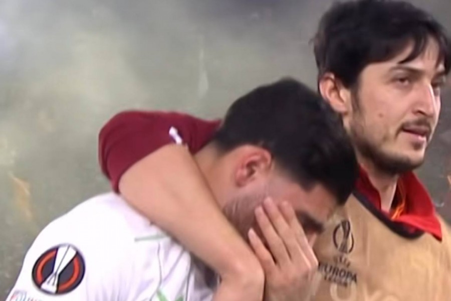 Azmoun abbraccia Jahanbakhsh in lacrime per aver sbagliato il rigore 