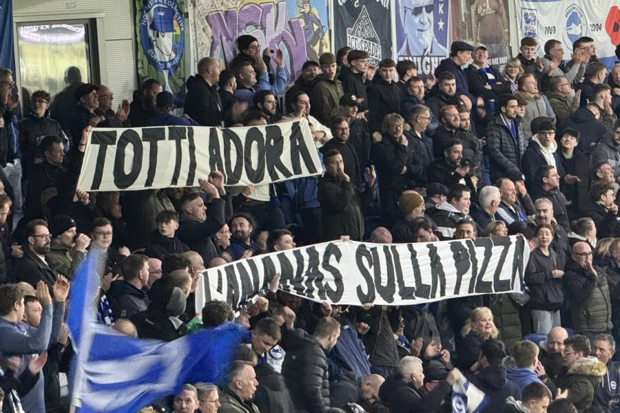 Lo striscione esposto all'AMEX Arena