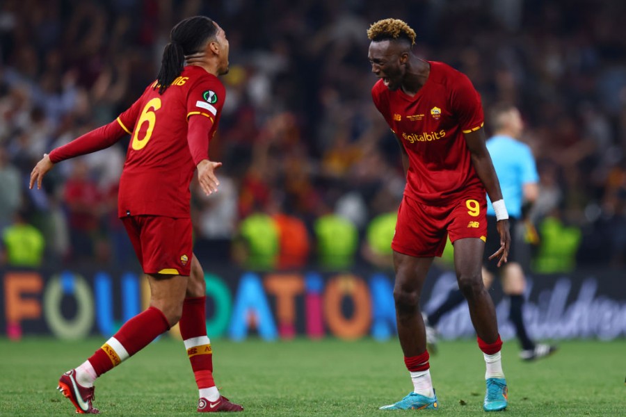 Chris Smalling e Tammy Abraham esultano dopo il triplice fischio di Roma-Feyenoord 1-0, del 25 maggio 2022