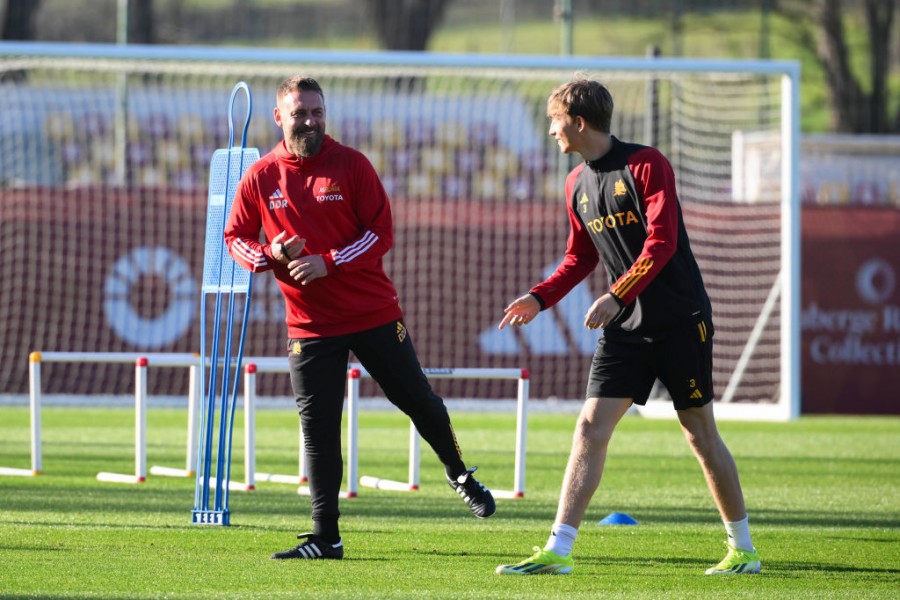 Huijsen in allenamento accanto a De Rossi