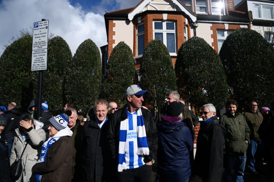 I tifosi del Brighton riuniti fuori lo stadio