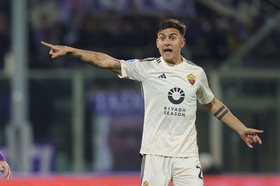 Paulo Dybala in campo con la Roma