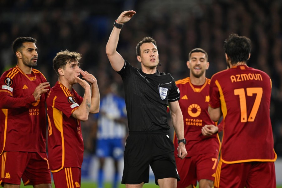 L'arbitro Zwayer circondato dai giocatori della Roma dopo la rete di Azmoun