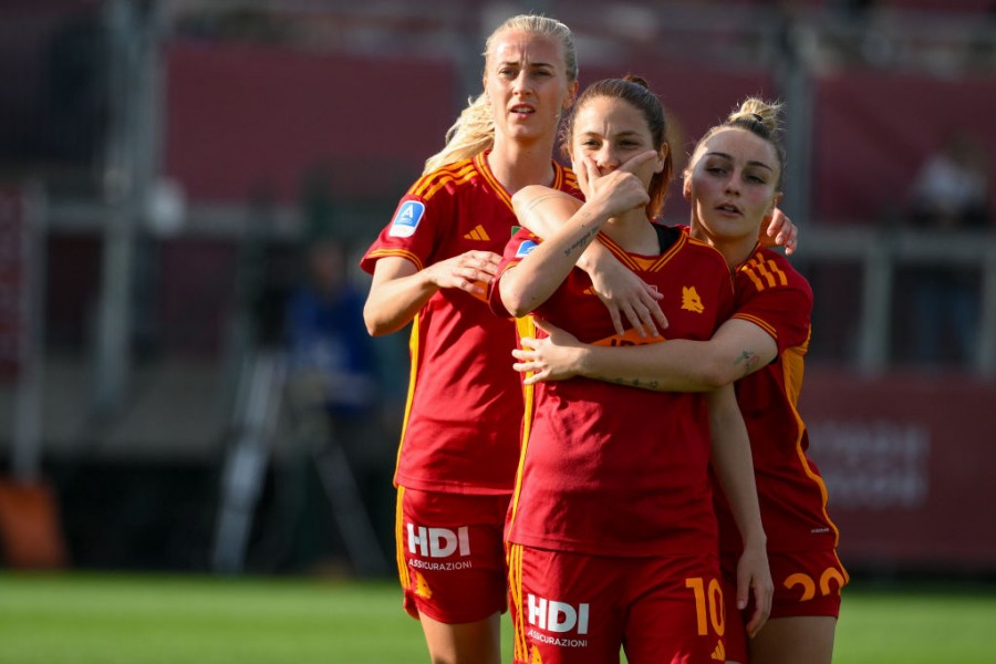 L'esultanza di Giugliano e le sue compagne durante una partita della Roma