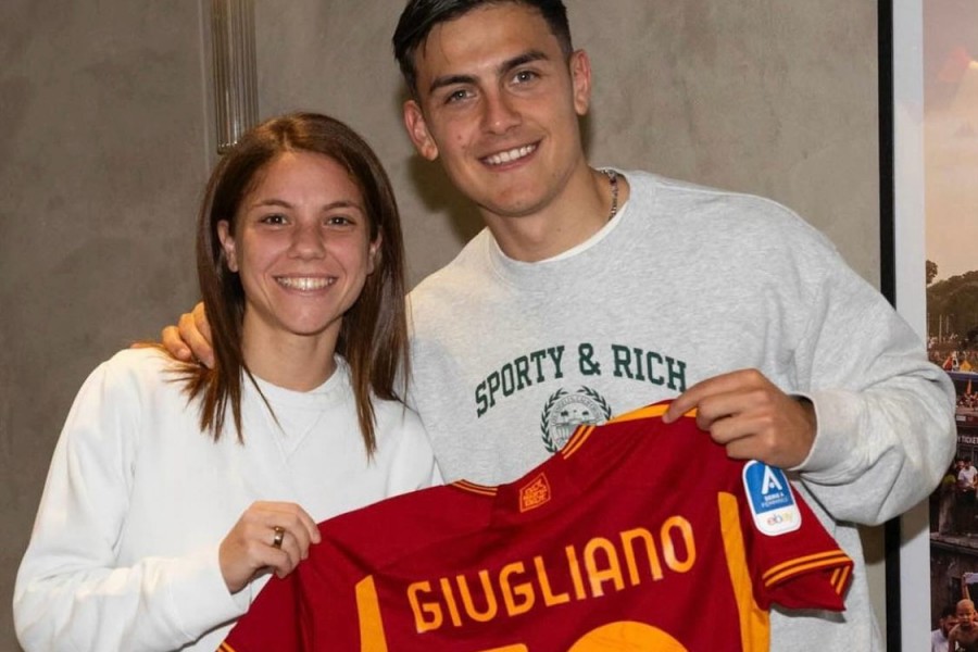 Dybala e Giugliano posano con la maglia della numero 10