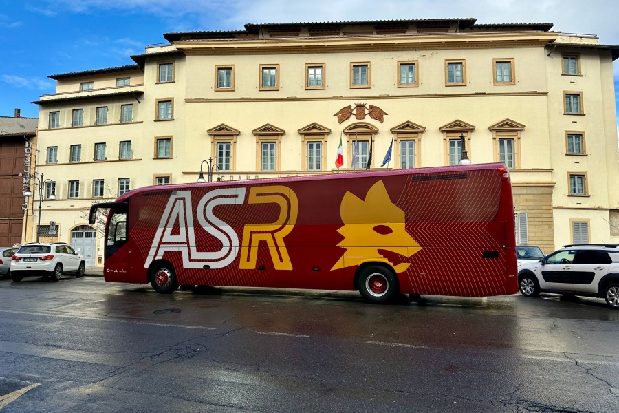 Il bus giallorosso nel cuore di Firenze