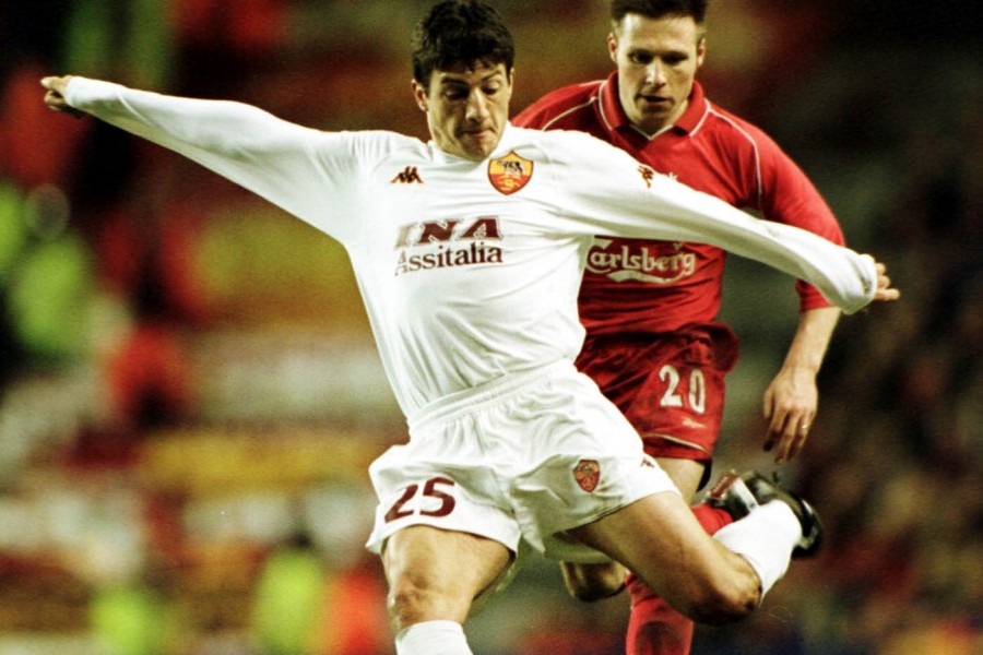 Gianni Guigou contro il Liverpool nel 2001