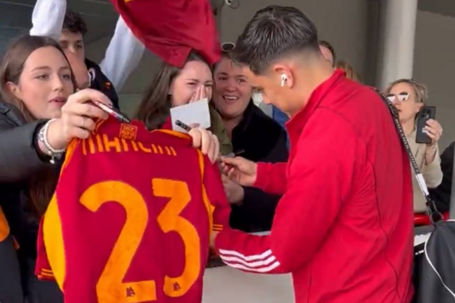 Dybala firma la maglia di un tifoso
