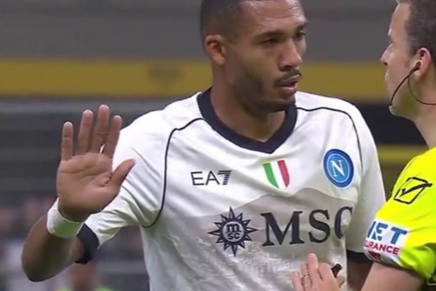 Juan Jesus si lamenta con La Penna durante Inter-Napoli