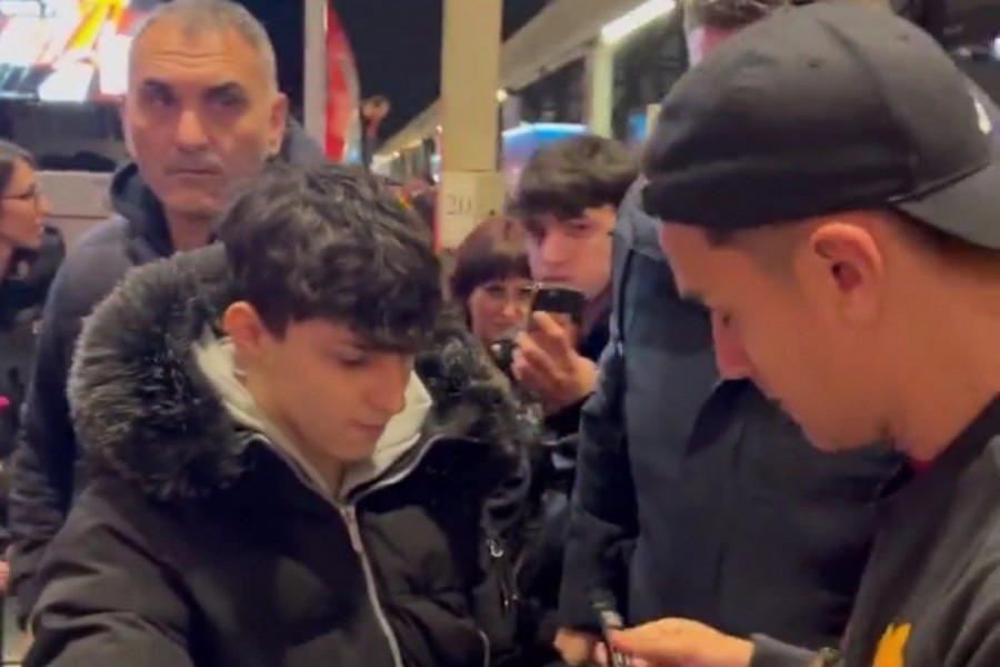 Dybala firma autografi all'arrivo della squadra a Milano