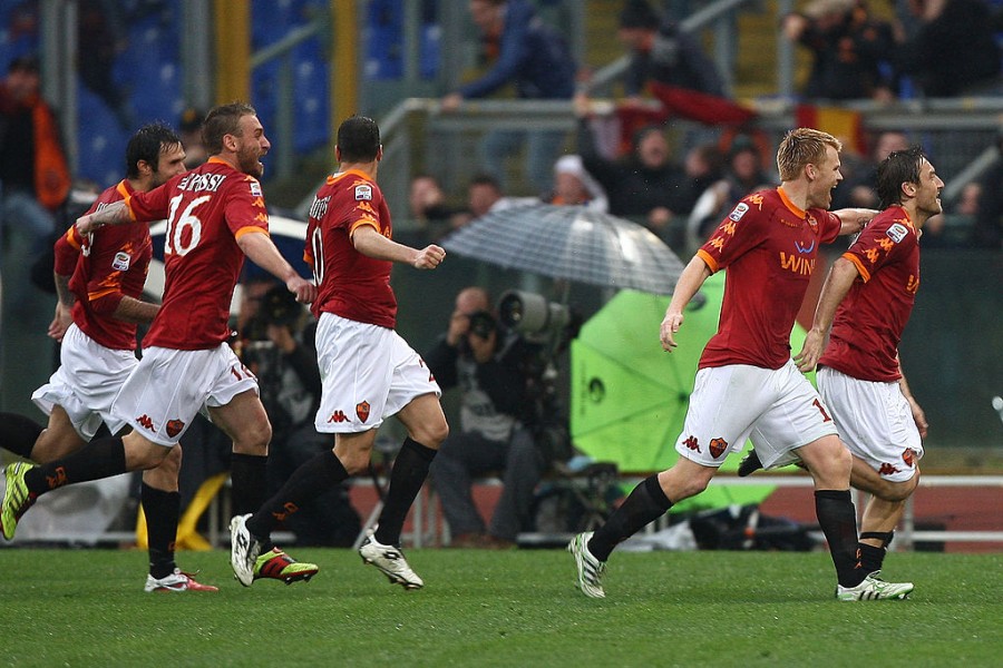 Francesco Totti esulta dopo il gol al derby