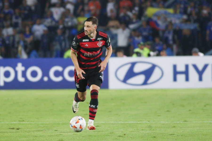 Matias Viña in azione con il Flamengo